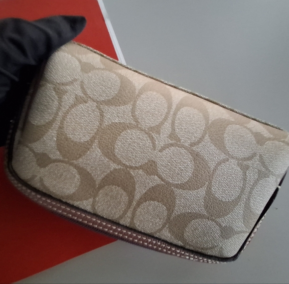 Coach Cosmetic Pouch Elegant Cream Designer - Picture 3 of 12